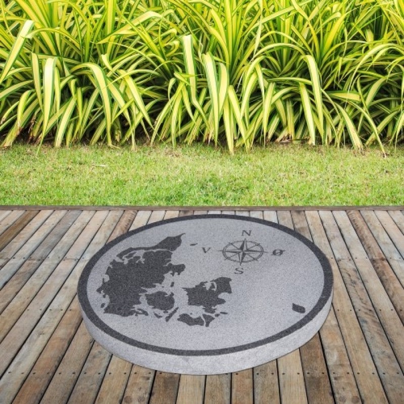 Danmarks kompassten - diameter 41 cm. Materiale: granit (håndbearbejdet)