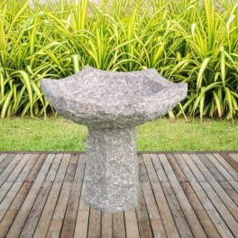 6 kantet fuglebad på sokkel - rosa granit. D.40 cm. H 40cm.  Materiale: granit (håndbearbejdet)