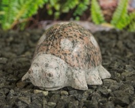Mariehøne. Rosa granit. 